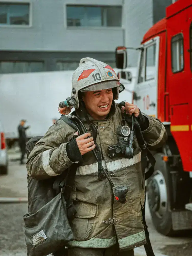 На страже безопасности жителей: столичный пожарный во втором поколении ежедневно спасает человеческие жизни (2)
