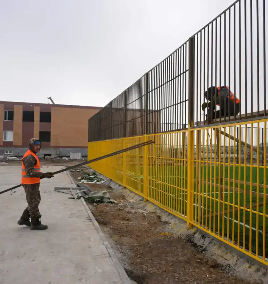 Аким Павлодарской области Асаин Байханов посетил село Атыгай близ Экибастуза, где проверил ход строительства новой школы (5)