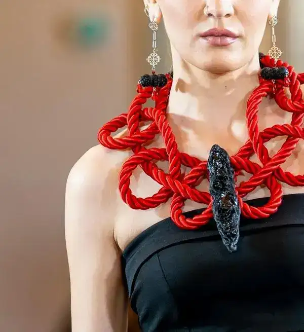 Карагандинский уголь на подиуме Милана: дизайнер Ольга Целлер представила необычную коллекцию украшений (6)