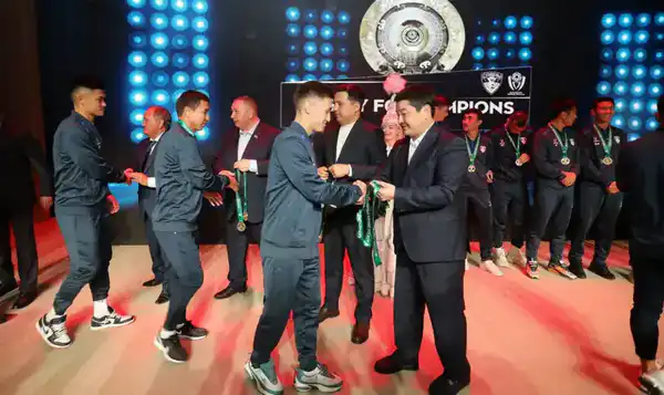 Аким Мангистауской области поздравил футболистов «Каспия» с выходом в Премьер-Лигу (3)
