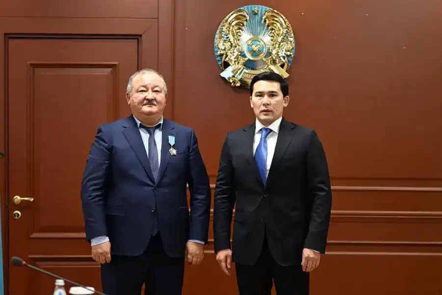 Министр наградил государственными и ведомственными наградами ряд специалистов, добившихся высоких результатов и внесших значительный вклад в развитие отечественного спорта (7)