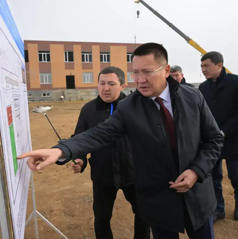Аким Павлодарской области Асаин Байханов посетил село Атыгай близ Экибастуза, где проверил ход строительства новой школы (9)