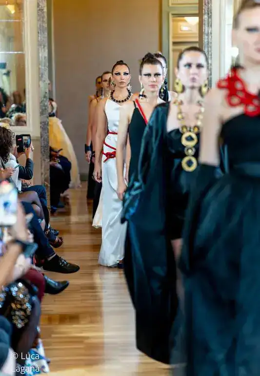 Карагандинский уголь на подиуме Милана: дизайнер Ольга Целлер представила необычную коллекцию украшений (9)