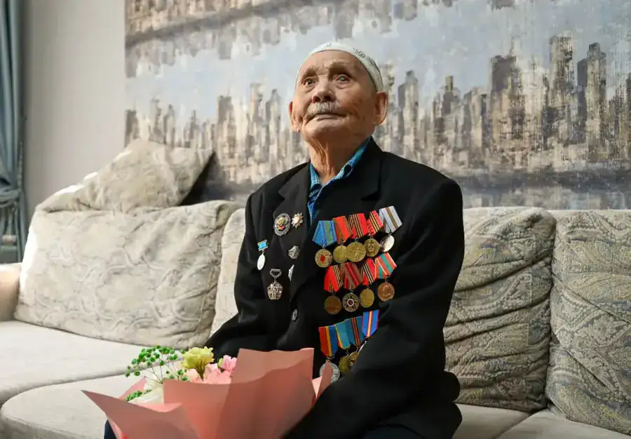 В Астане военнослужащие поздравили ветерана войны Рзагула Байкешева с днем рождения (2)