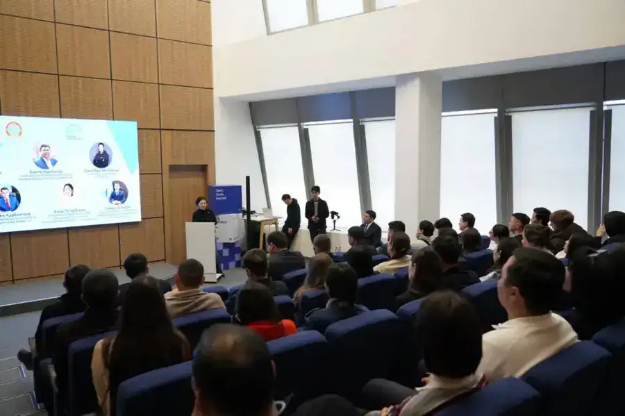 Внедрение ИИ в учебные процессы, городскую среду и кибербезопасность обсудили эксперты в Астане (9)