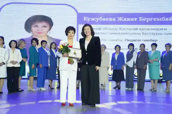 В преддверии Дня Республики министр просвещения вручила 64 учителям звание «Лучший педагог» (10)