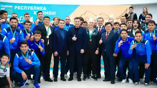 Аким области поздравил футболистов клуба «Алтай» с выходом в Премьер-лигу (4)