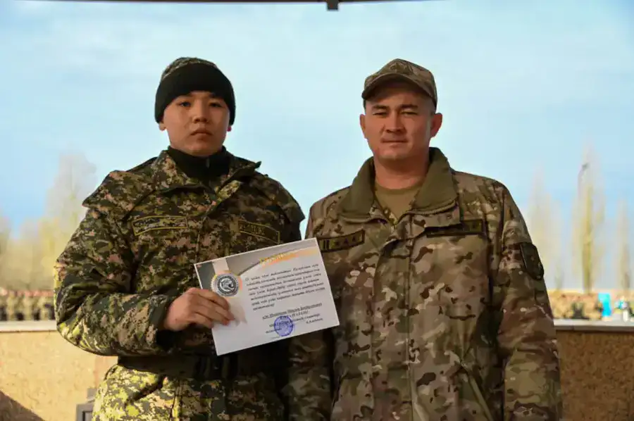 В День Республики в воинских частях прошла церемония поднятия Государственного флага (8)