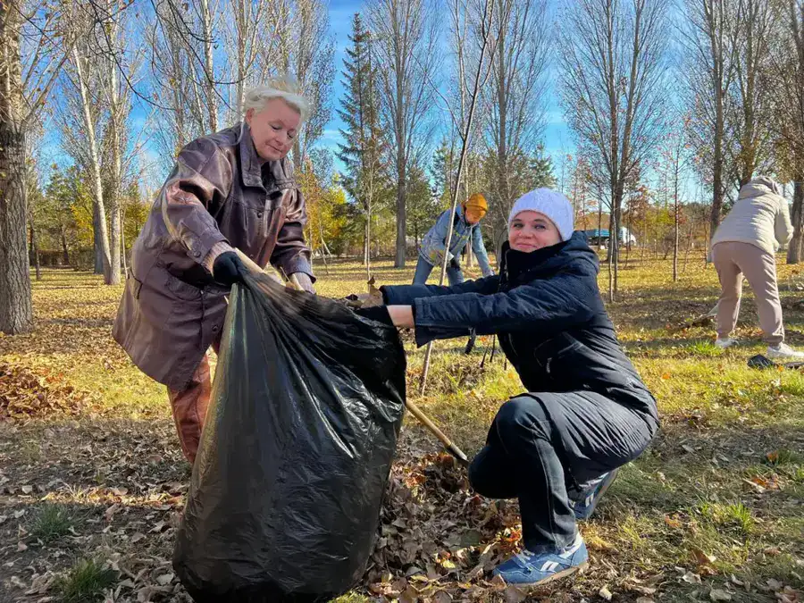 «Таза Қазақстан»: члены АНК посадили на столичной аллее молодые ели (5)