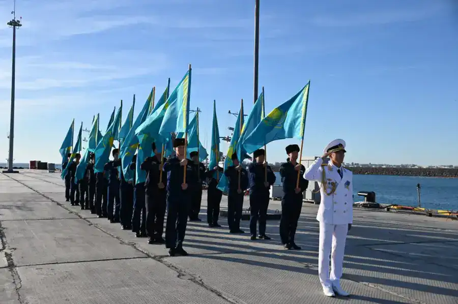 Военные моряки пронесли по Каспийскому морю Государственный флаг Казахстана (3)