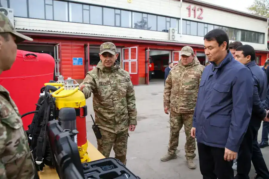 Аким Алматы ознакомился с деятельностью специализированного отряда ДЧС (2)