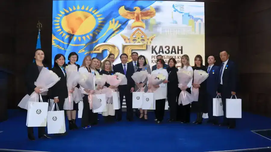 В честь празднования Дня Республики сотрудники органов государственных доходов награждены государственными наградами (6)