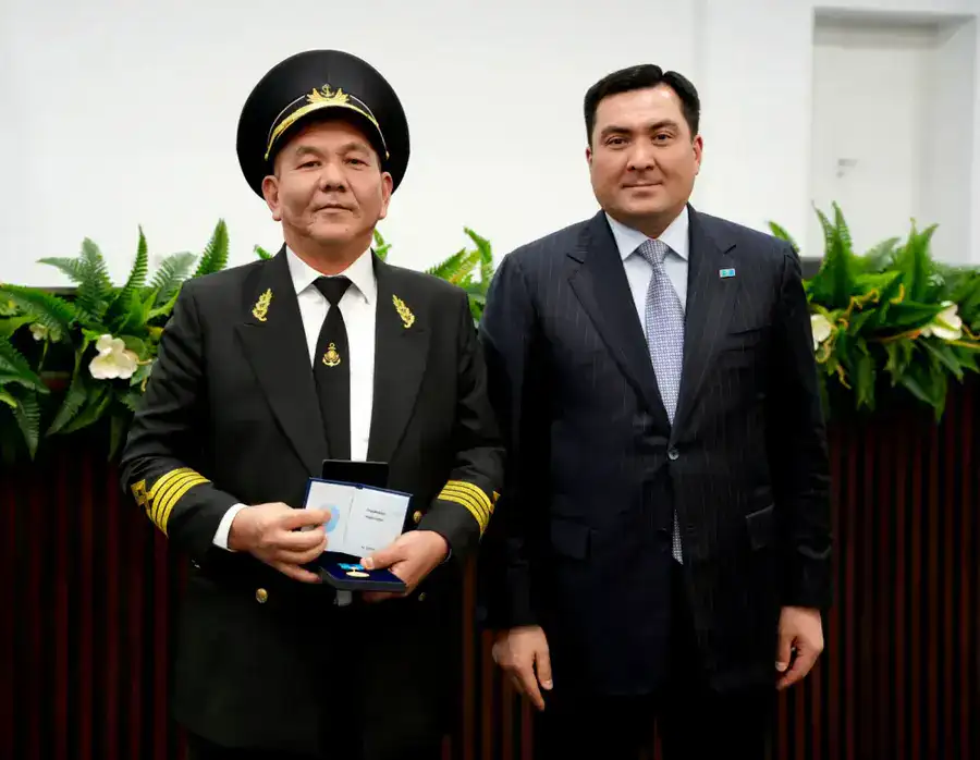 Министр энергетики отметил государственными наградами лучших работников отрасли в честь Дня Республики (6)