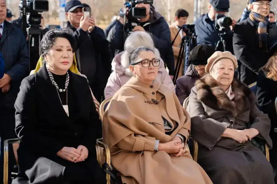 Мемориальную доску памяти Акима Тарази открыли в Астане (6)