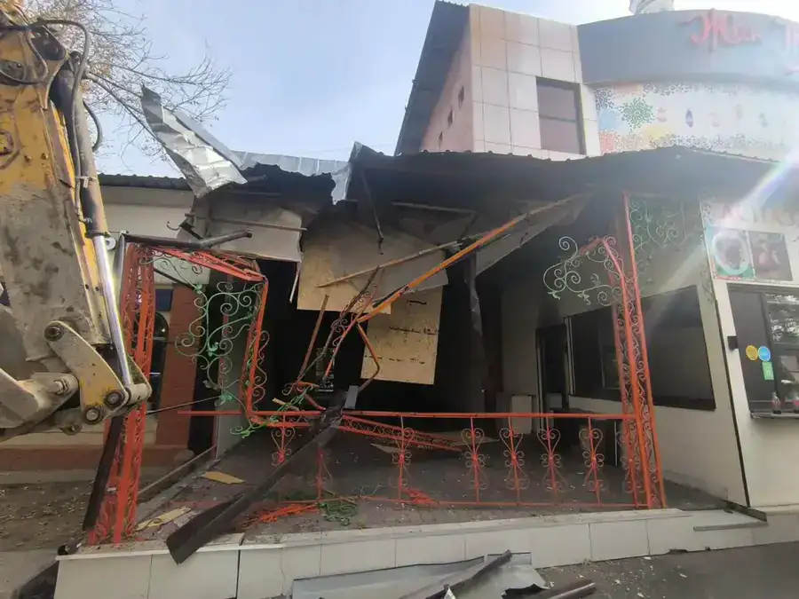 В Алматы по решению суда под снос попало очередное кафе (5)