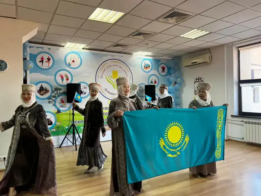 День Республики: в столичном районе Сарыарка артисты провели праздничный концерт (4)