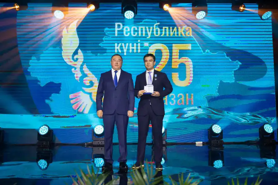 Флаг над Конаевом, награды, молодежь и вдохновение: как отметили День Республики в Алматинской области (9)