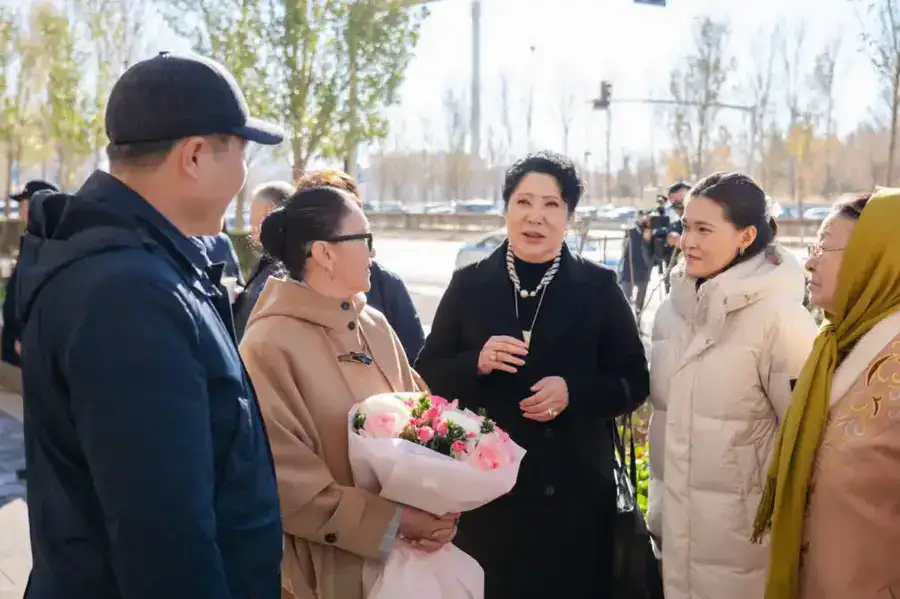 Мемориальную доску памяти Акима Тарази открыли в Астане (9)