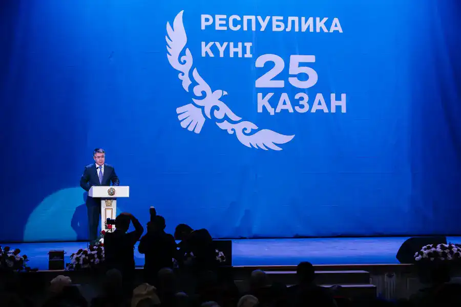 Аким Атырауской области Серик Шапкенов в канун Дня Республики вручил государственные награды (4)