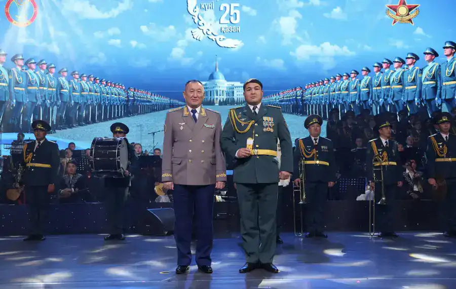 Министр обороны вручил государственные и ведомственные награды военнослужащим Вооруженных сил (6)