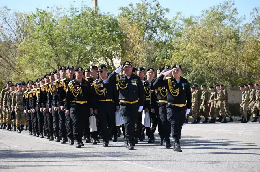 В Актау более 500 морских пехотинцев простились с Боевым знаменем (6)