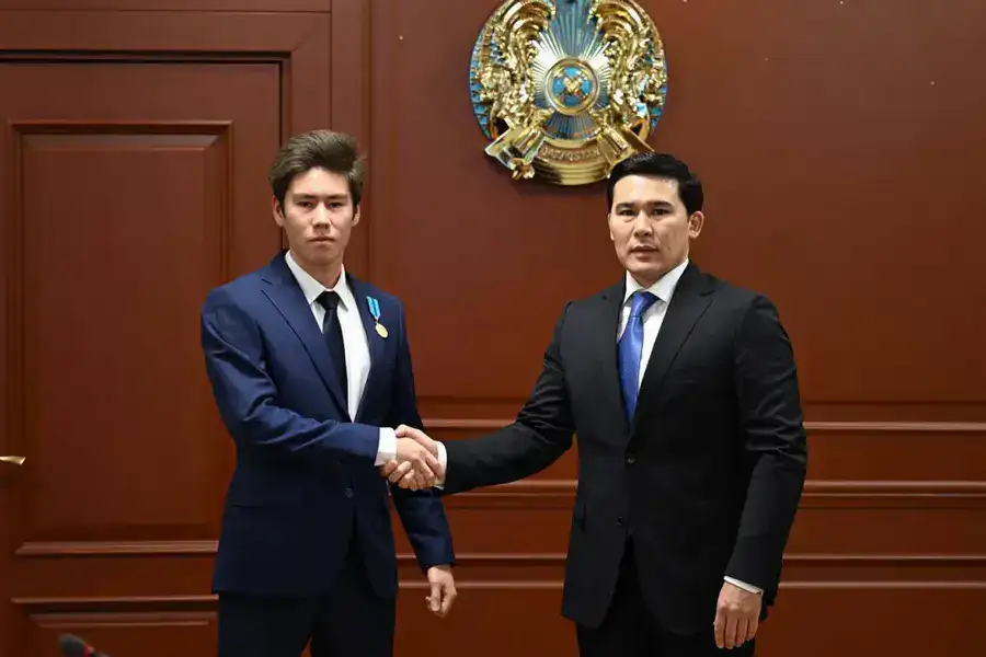 Министр наградил государственными и ведомственными наградами ряд специалистов, добившихся высоких результатов и внесших значительный вклад в развитие отечественного спорта (2)