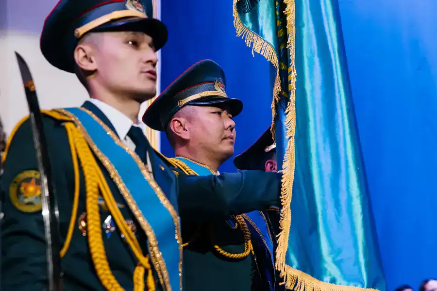 Аким Атырауской области Серик Шапкенов в канун Дня Республики вручил государственные награды (2)