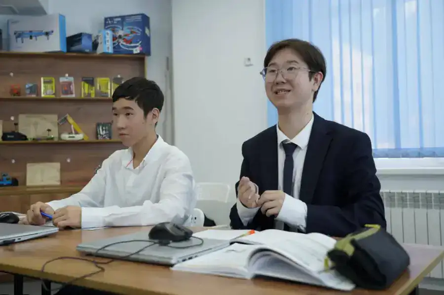 Столичный учитель успешно применяет ИИ в обучении школьников (2)