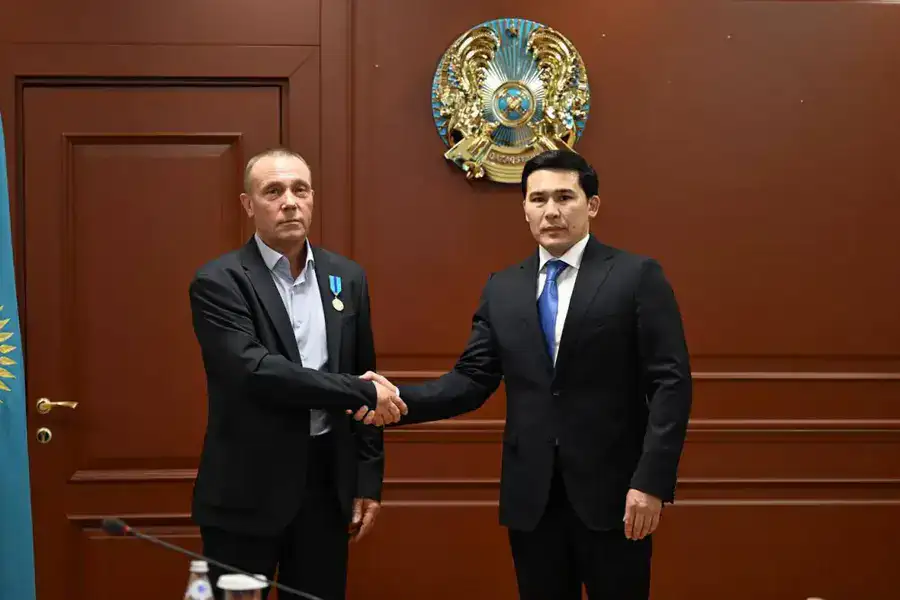 Министр наградил государственными и ведомственными наградами ряд специалистов, добившихся высоких результатов и внесших значительный вклад в развитие отечественного спорта (8)