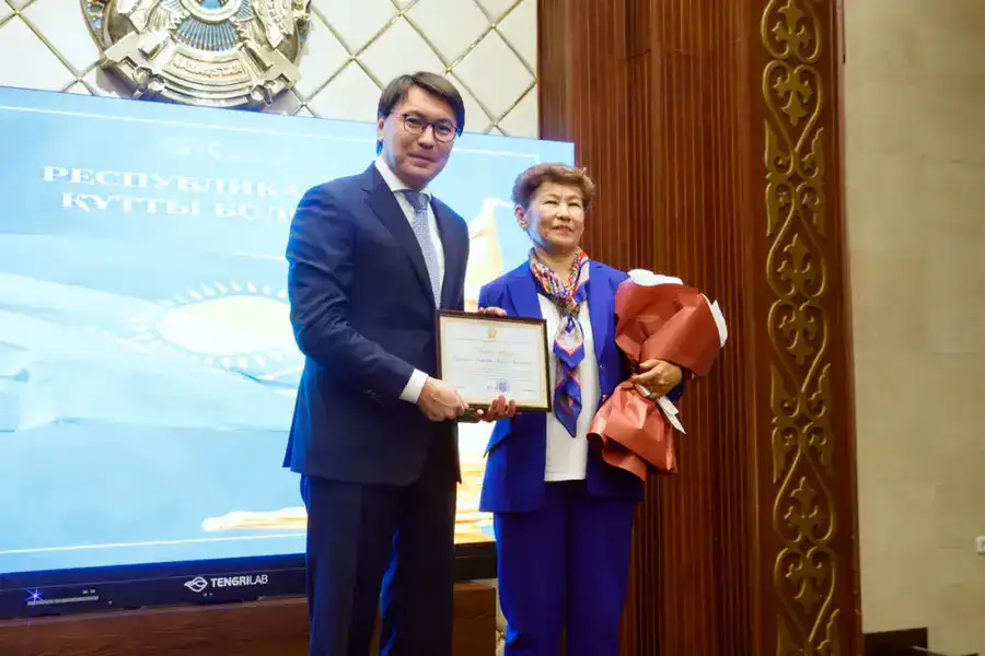 СОТРУДНИКИ АГЕНТСТВА НАГРАЖДЕНЫ В ЧЕСТЬ ДНЯ РЕСПУБЛИКИ (7)