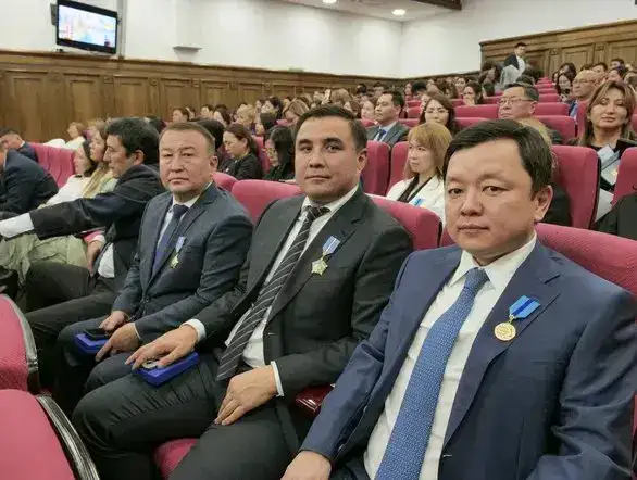 Министр финансов Мади Такиев вручил государственные награды руководителям региональных Департаментов казначейства (7)