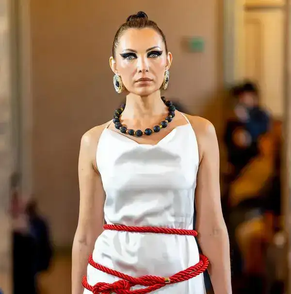 Карагандинский уголь на подиуме Милана: дизайнер Ольга Целлер представила необычную коллекцию украшений (8)