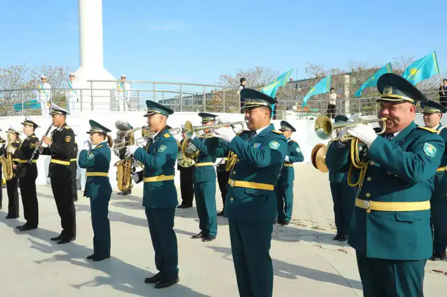 В Актау в честь Дня Республики состоялась церемония поднятия Государственного флага (3)