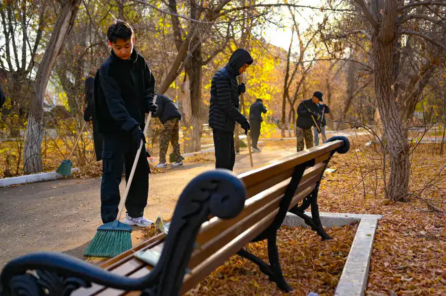 Таза Қазақстан: актюбинские экоактивисты очистили парк «Ретро» (2)
