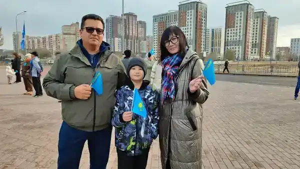 Сотни карагандинцев одновременно исполнили государственный гимн в День Республики (9)