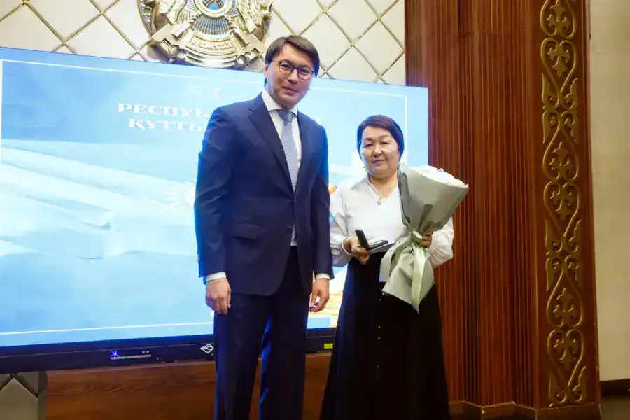 СОТРУДНИКИ АГЕНТСТВА НАГРАЖДЕНЫ В ЧЕСТЬ ДНЯ РЕСПУБЛИКИ (10)