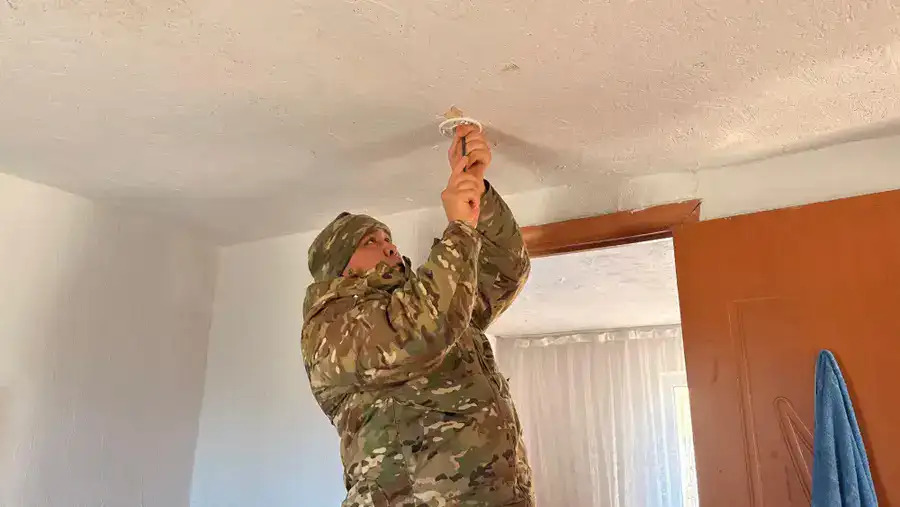 В области Жетісу свыше 2 тысяч датчиков устанавливают в домах социально уязвимых семей (3)