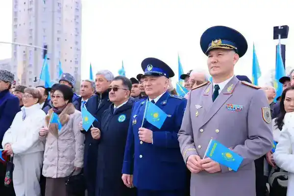 Сотни карагандинцев одновременно исполнили государственный гимн в День Республики (6)