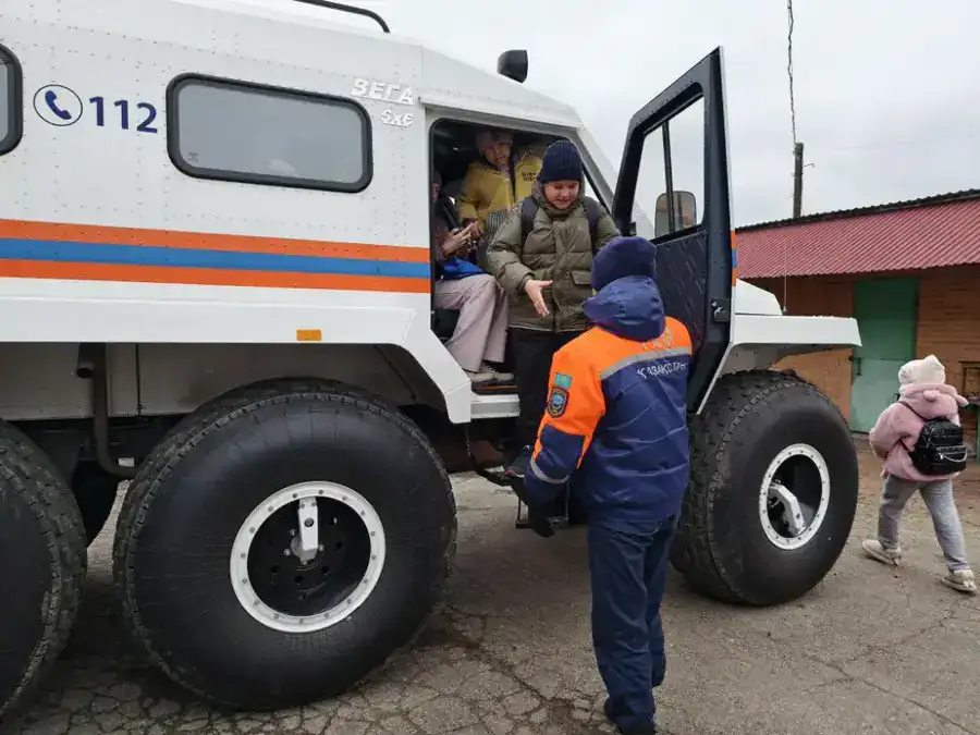 30-летие МЧС: Спасатели проводят дни открытых дверей и пресс-туры (2)