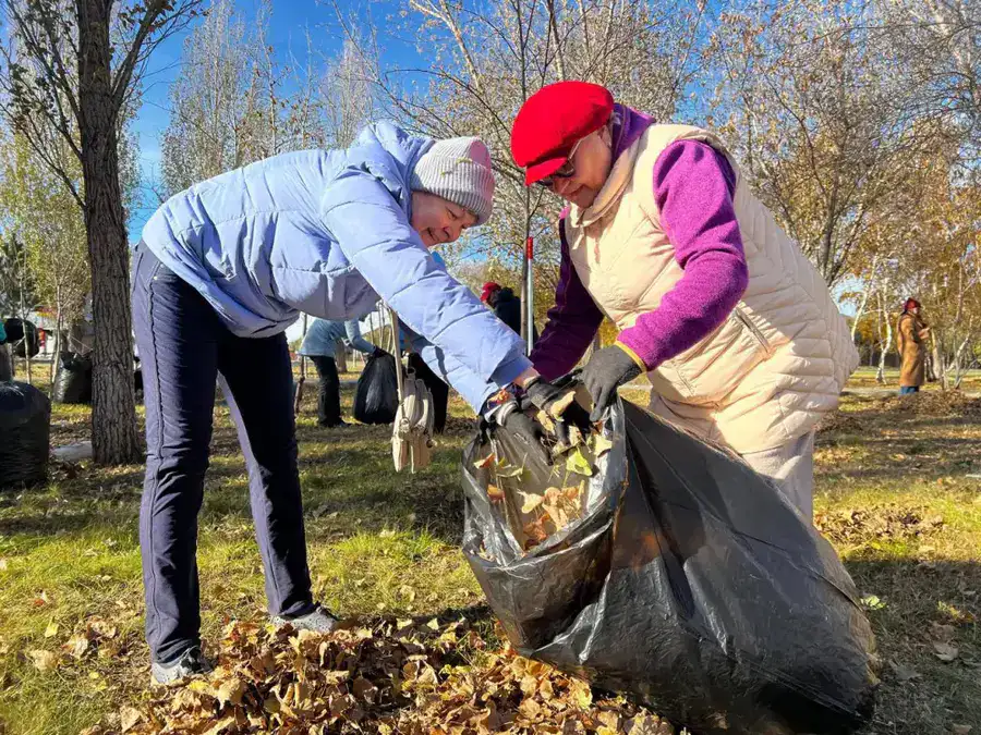 «Таза Қазақстан»: члены АНК посадили на столичной аллее молодые ели (2)