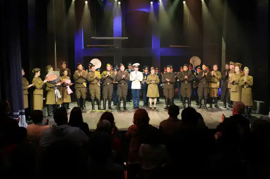 Актёры и гвардейцы вновь вместе на сцене: состоялась премьера драмы «Алия» к 100-летию героини (5)