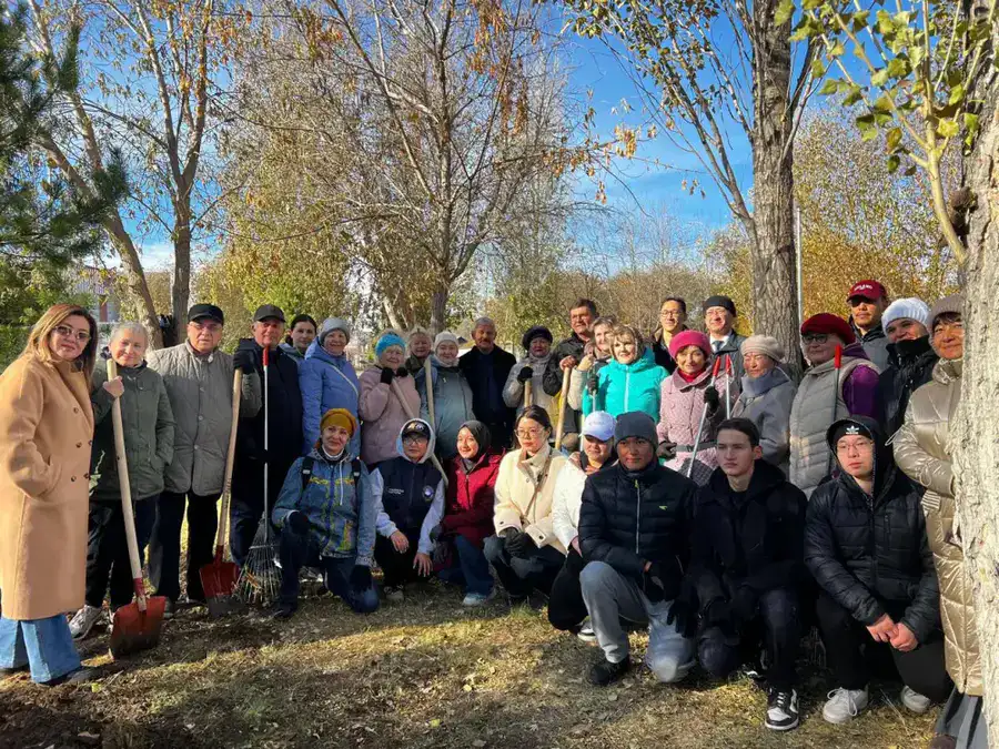 «Таза Қазақстан»: члены АНК посадили на столичной аллее молодые ели (8)