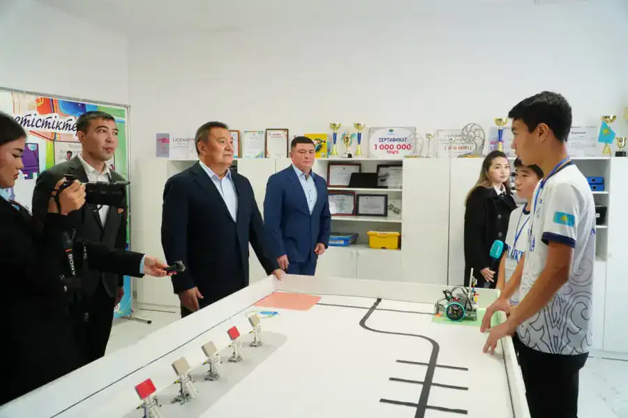 Марат Ахметжанов встретился со школьниками из села Кызылагаш, покорившим Италию своими роботами (6)