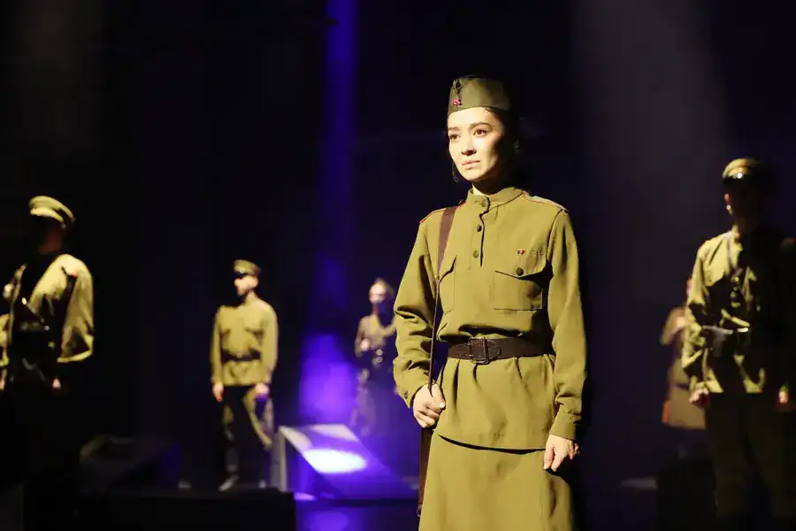 Актёры и гвардейцы вновь вместе на сцене: состоялась премьера драмы «Алия» к 100-летию героини (6)