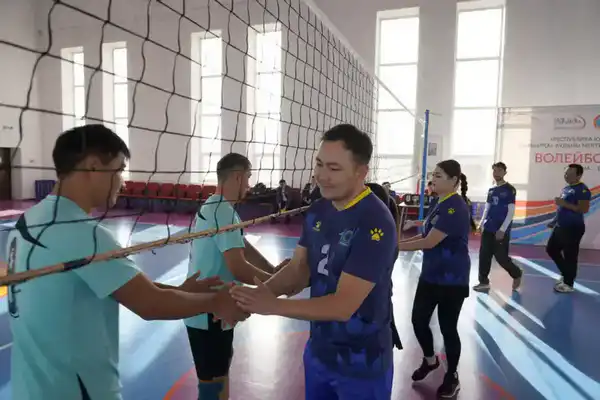 День Республики: в Астане прошел турнир по волейболу среди учителей (3)