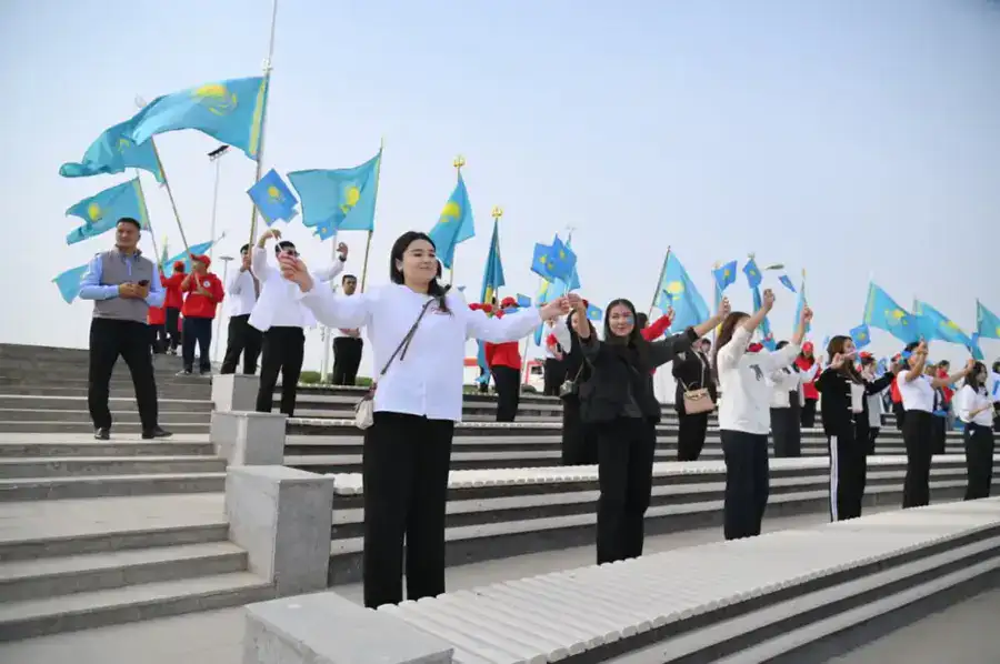 В ШЫМКЕНТЕ В ЧЕСТЬ ДНЯ РЕСПУБЛИКИ ТОРЖЕСТВЕННО ПОДНЯЛИ ГОСУДАРСТВЕННЫЙ ФЛАГ (4)