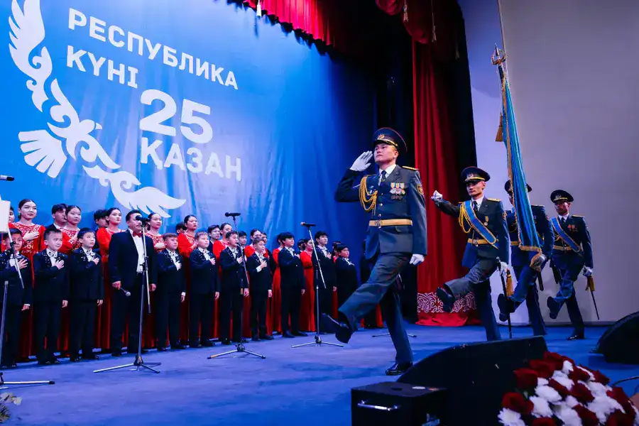 Аким Атырауской области Серик Шапкенов в канун Дня Республики вручил государственные награды (10)