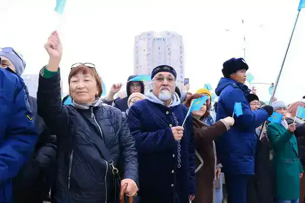 Сотни карагандинцев одновременно исполнили государственный гимн в День Республики (10)