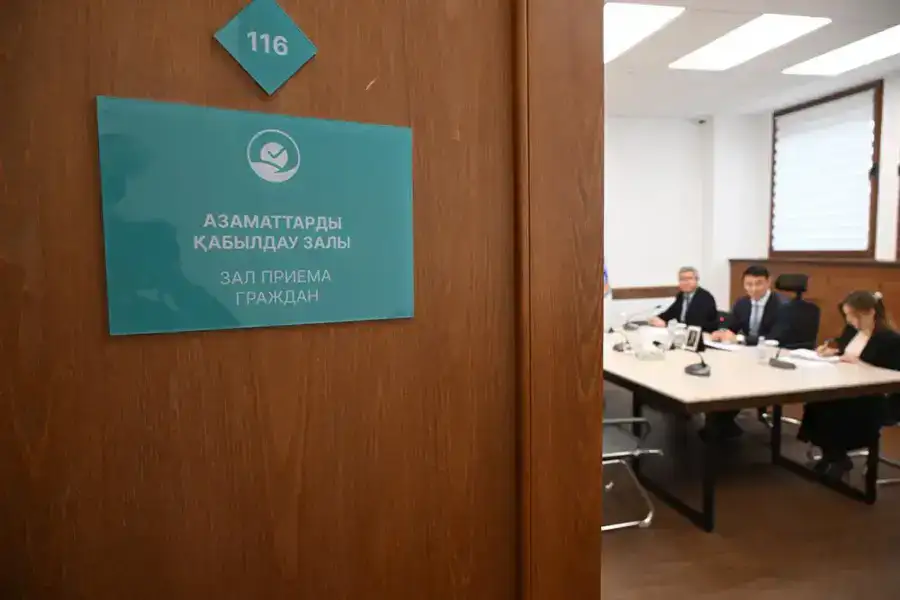 Аким города Алматы провел личный прием граждан (6)