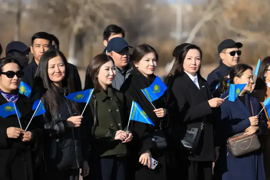 В Актобе в День Республики состоялась церемония поднятия Государственного флага (4)